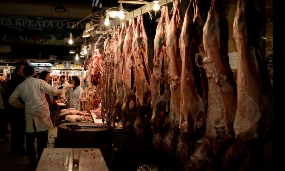 Το φετινό Πάσχα θα «πληγώσει» τα νοικοκυριά: Ακριβότερα έως και κατά 2 ευρώ πωλούνται φέτος τα αμνοερίφια